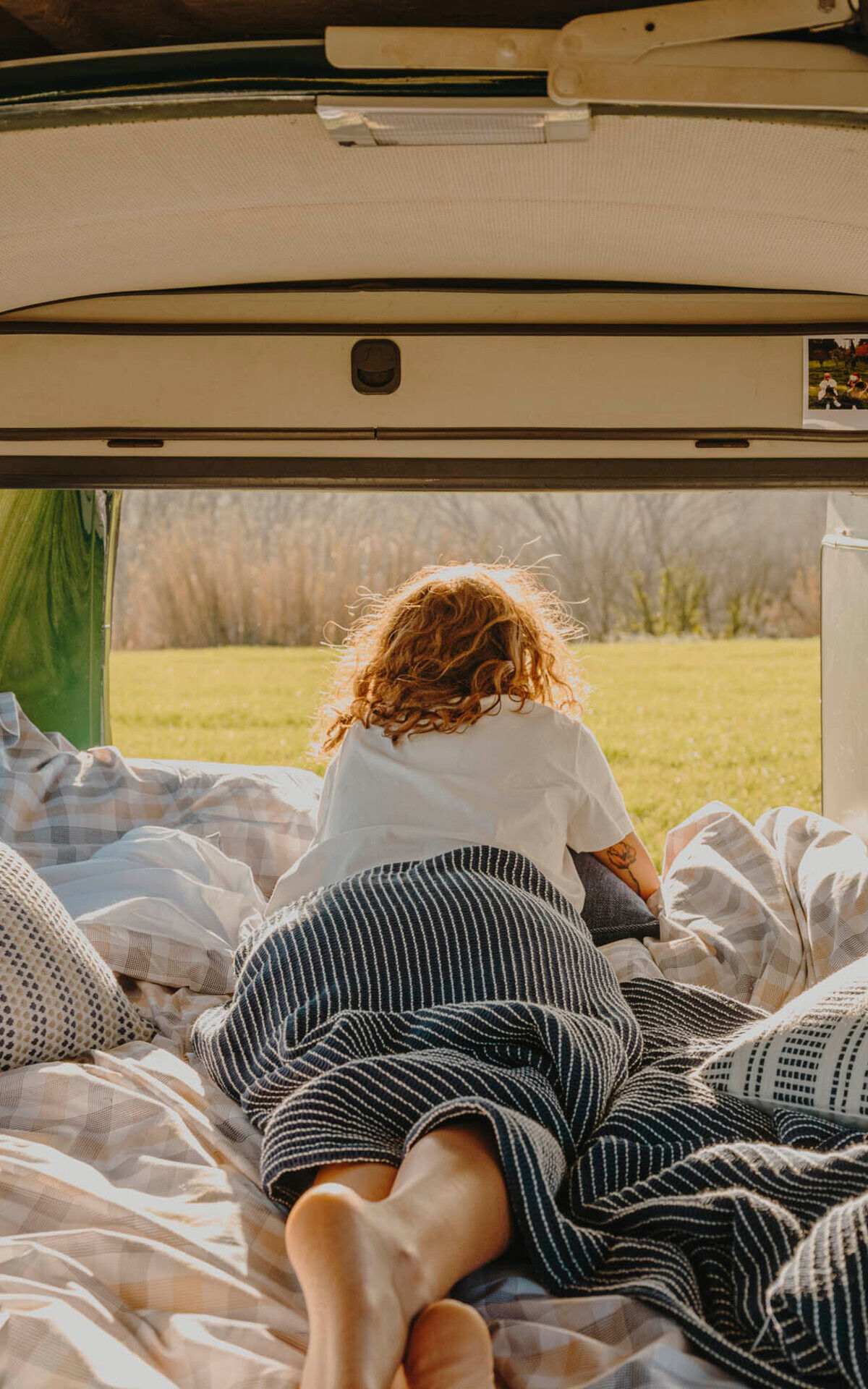 Bed with a textura bedsheets and pillows