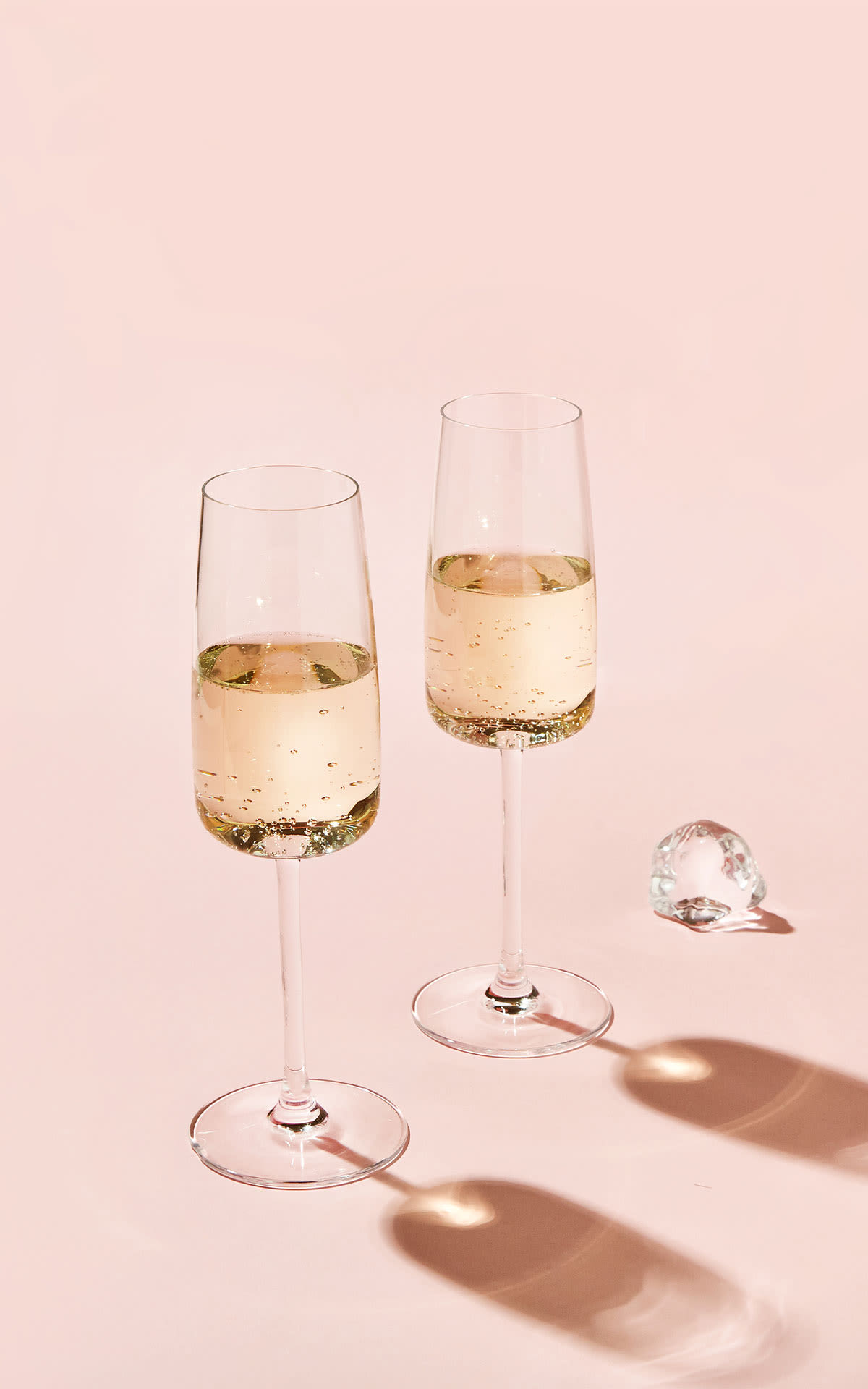two-glasses-bollicine-champagne