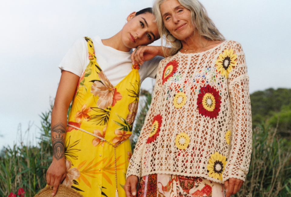 Madre e hija con ropa colorida de Desigual