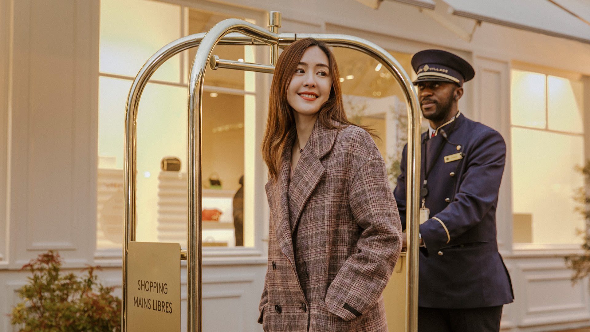 La Vallée Village Hands Free Shopping Image