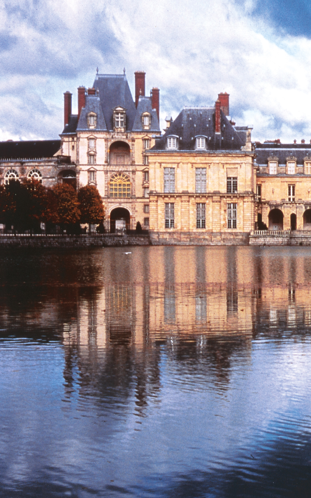 Chateau de Fontainbleau Attraction Image
