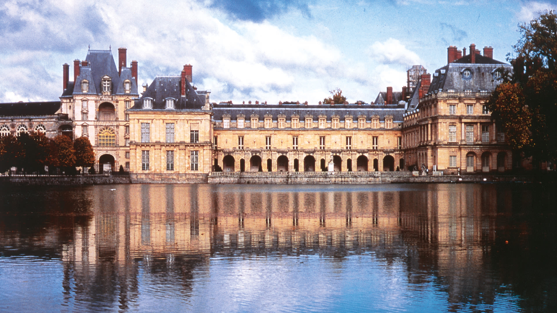 Chateau de Fontainbleau Attraction Image