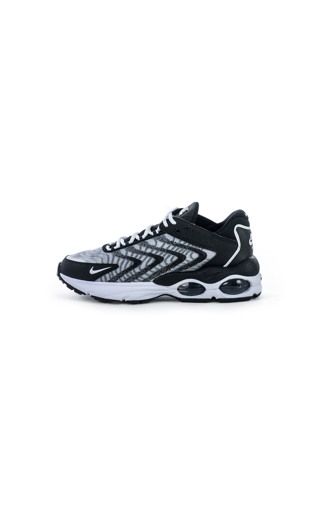 Nike tricolour shoes