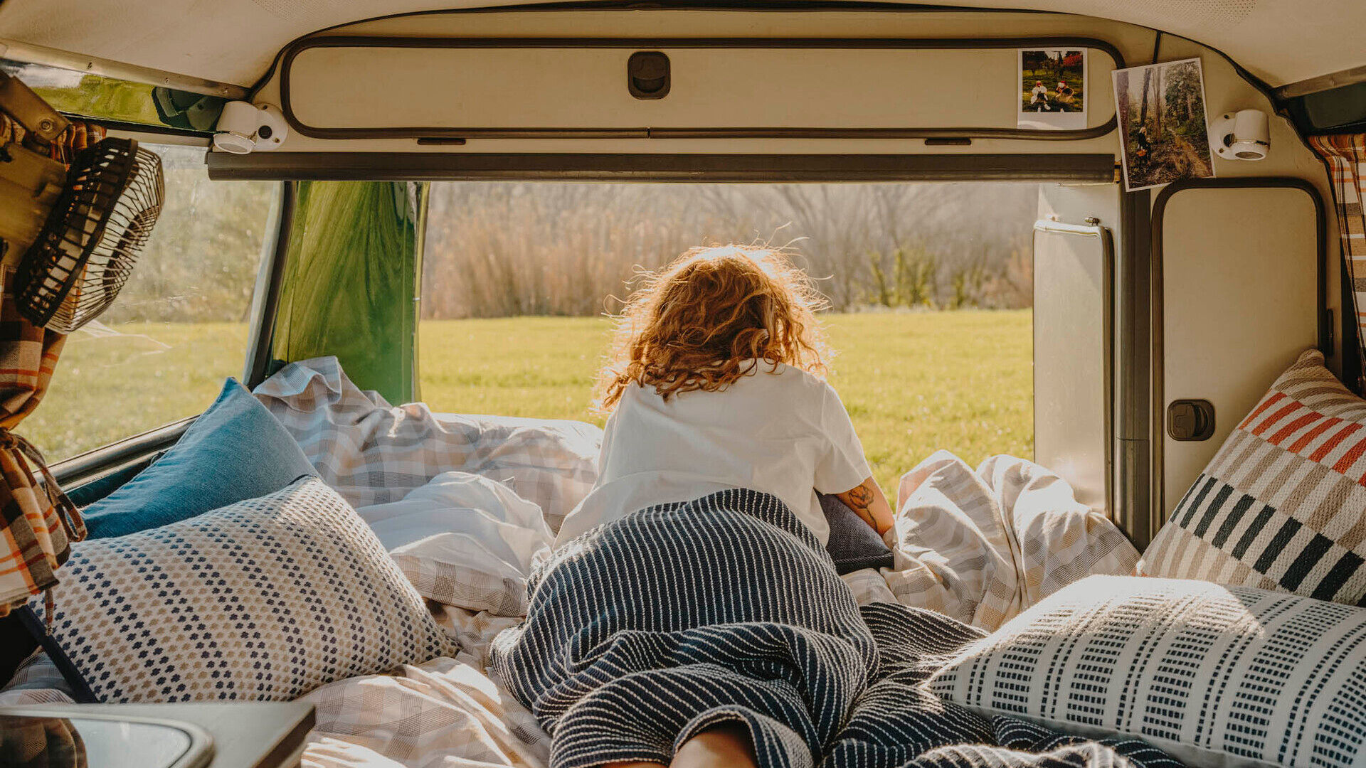 Bed with a textura bedsheets and pillows