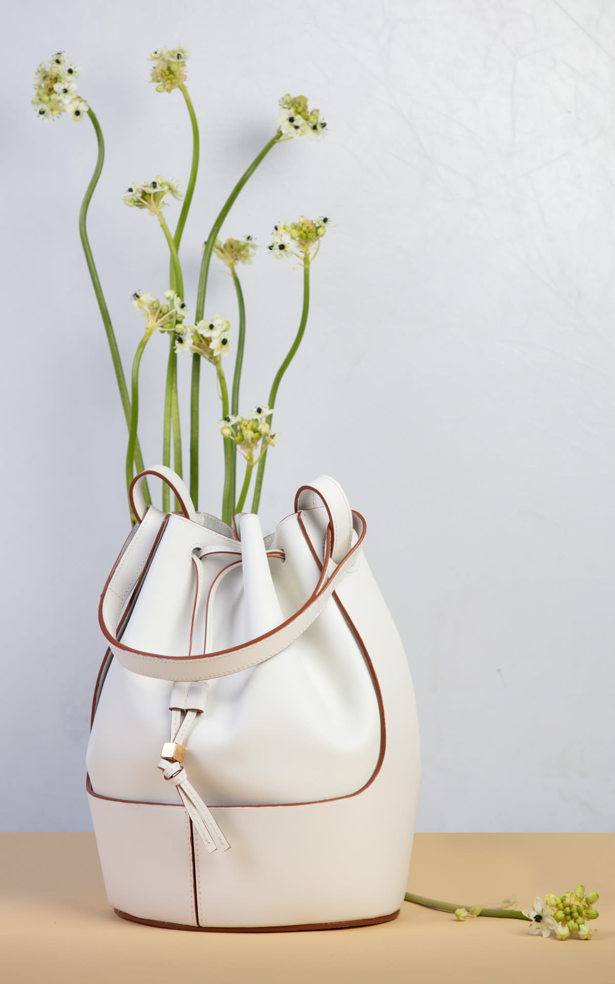 Balloon bag in grained leather
