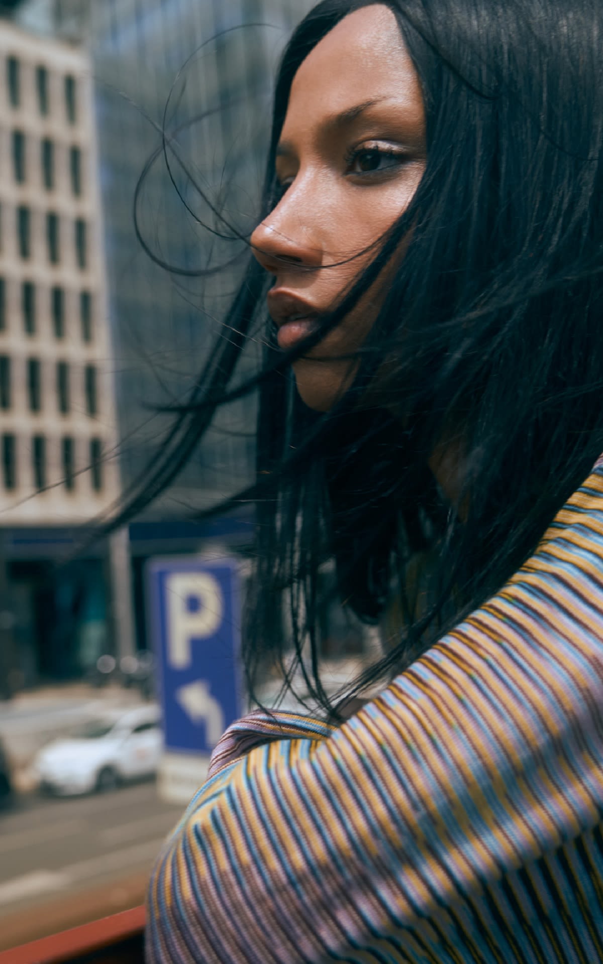 mujer con un jersey missoni