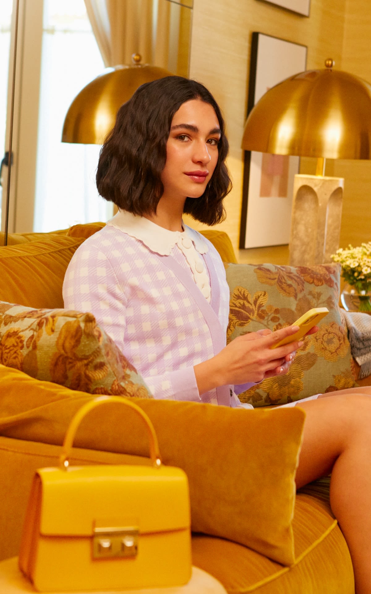 mujer sentada en el sofa mirando el mobil virtual shopping