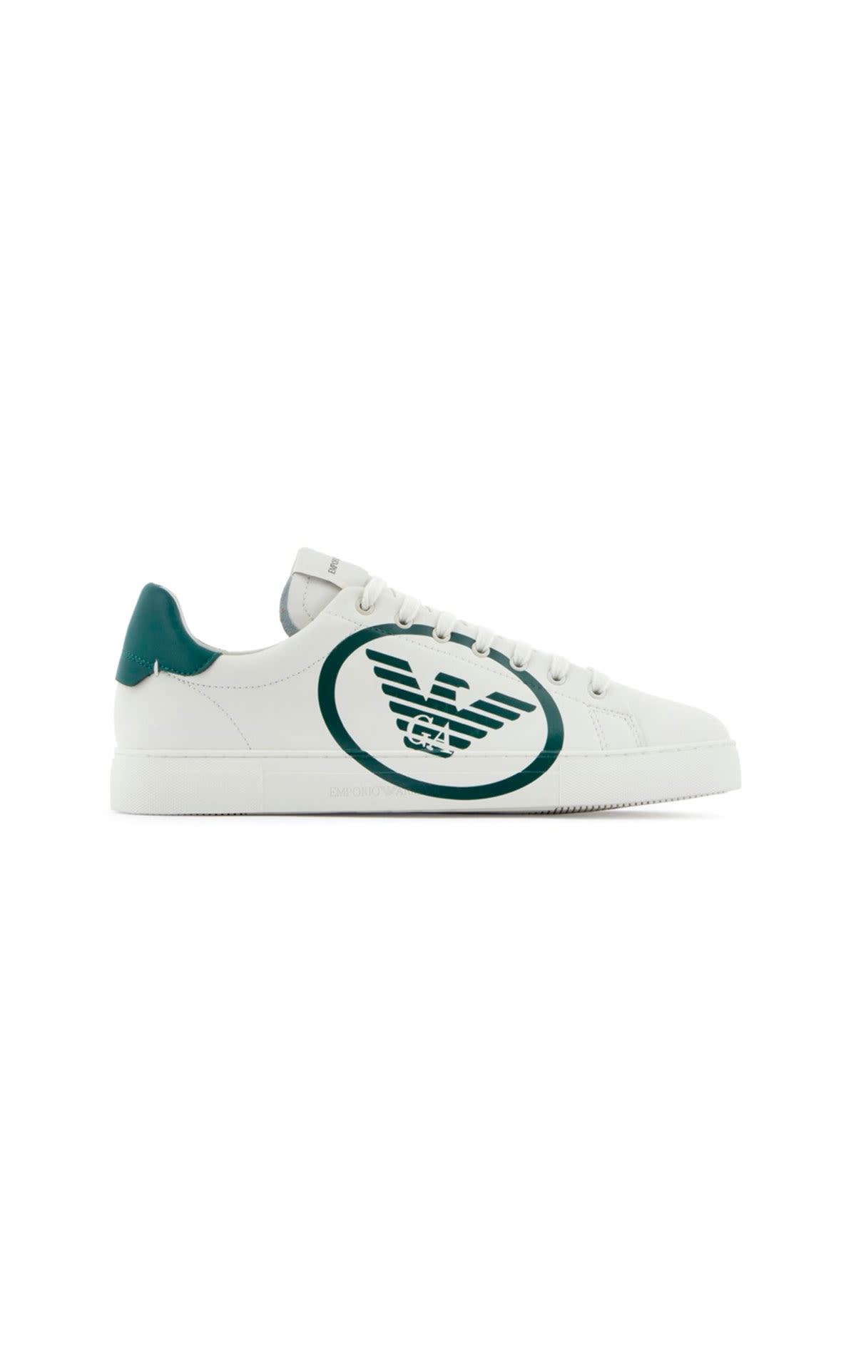 Sneaker blanca con logo de la marca armani