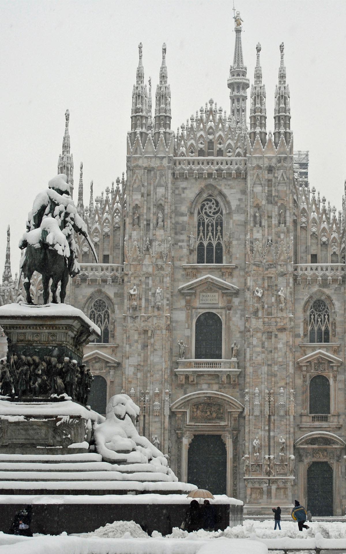 piazza-del-duomo-in-the-snow-winter-milan