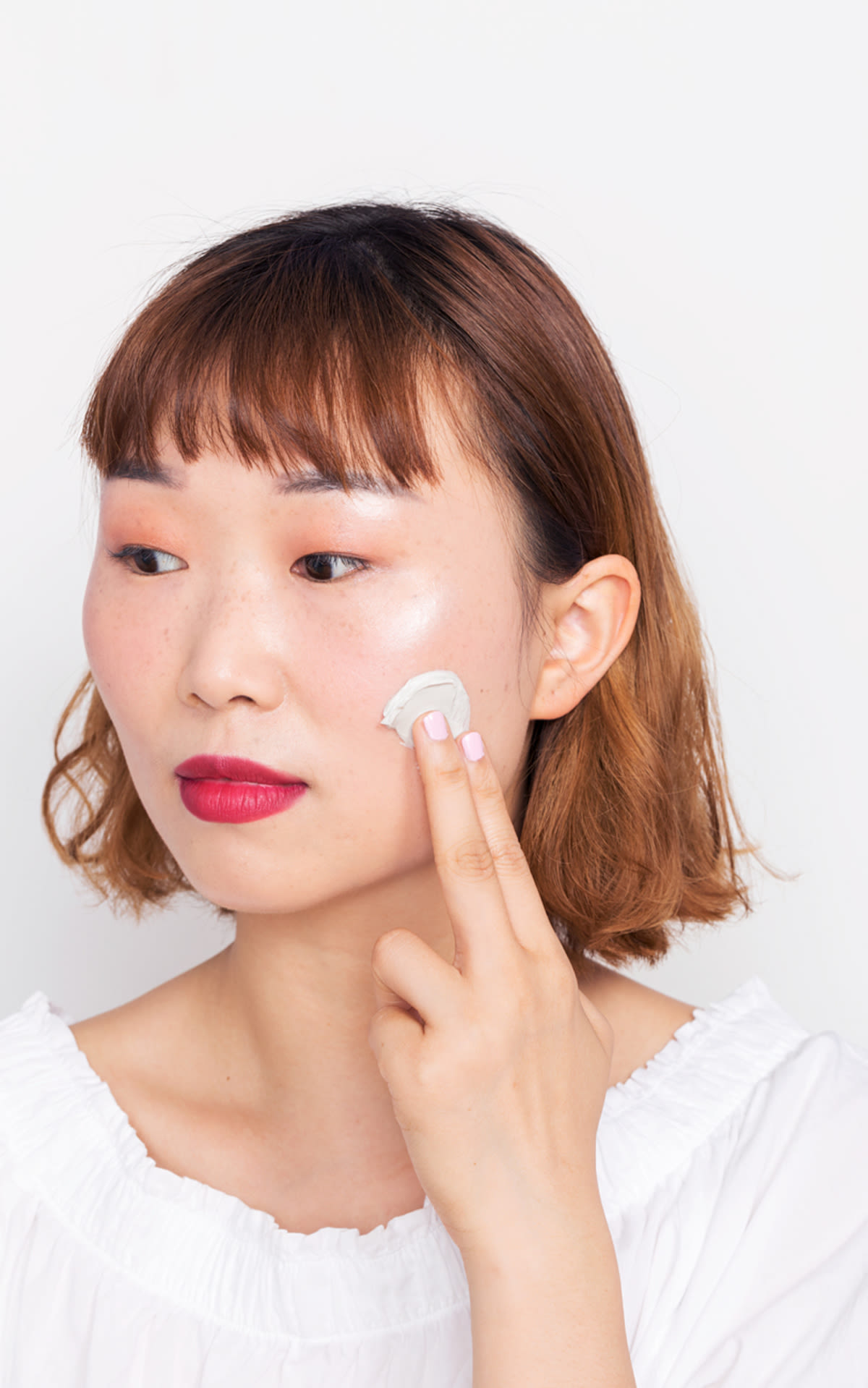 Lilin Yang using one of her MIIN Cosmetics facial product