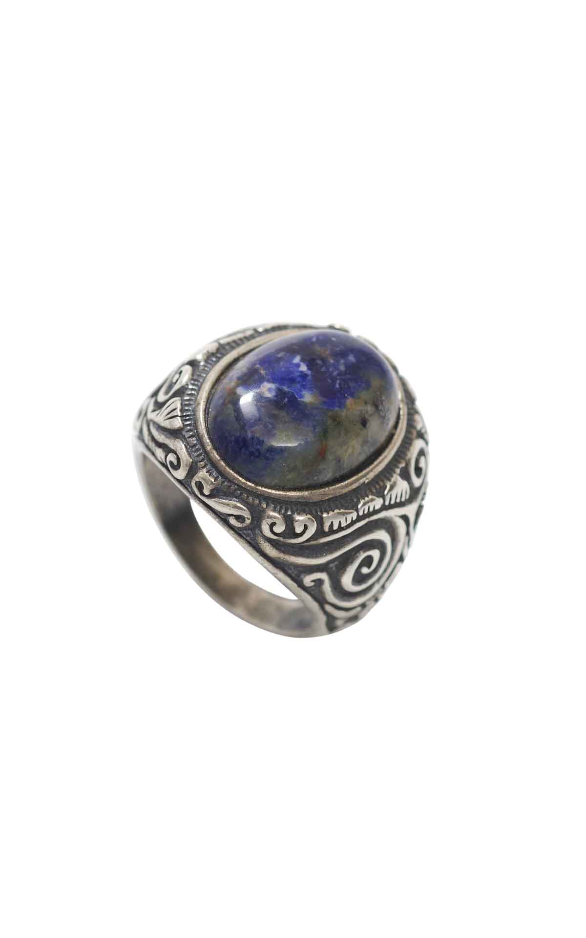 Ring with gemstone detail Eleven