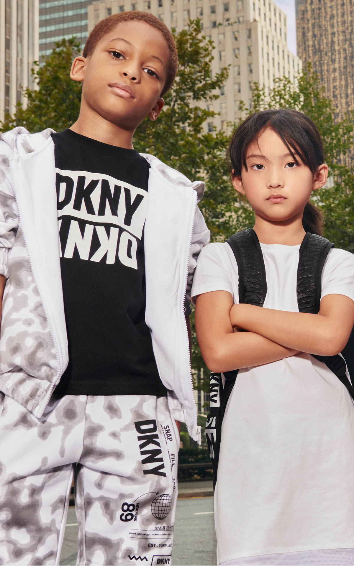 Niños vestidos con ropa negra y roja de DKNY