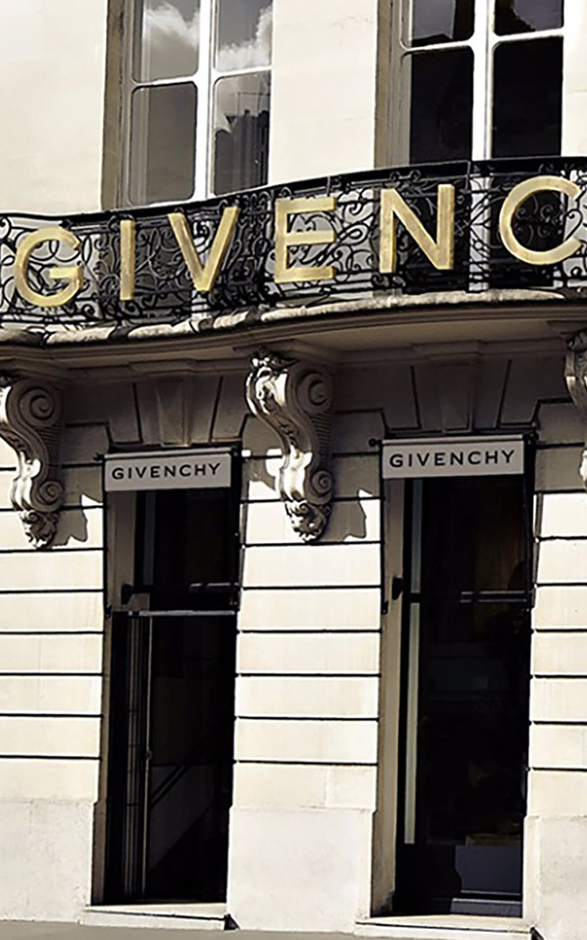 Givenchy Outlet Near London, UK