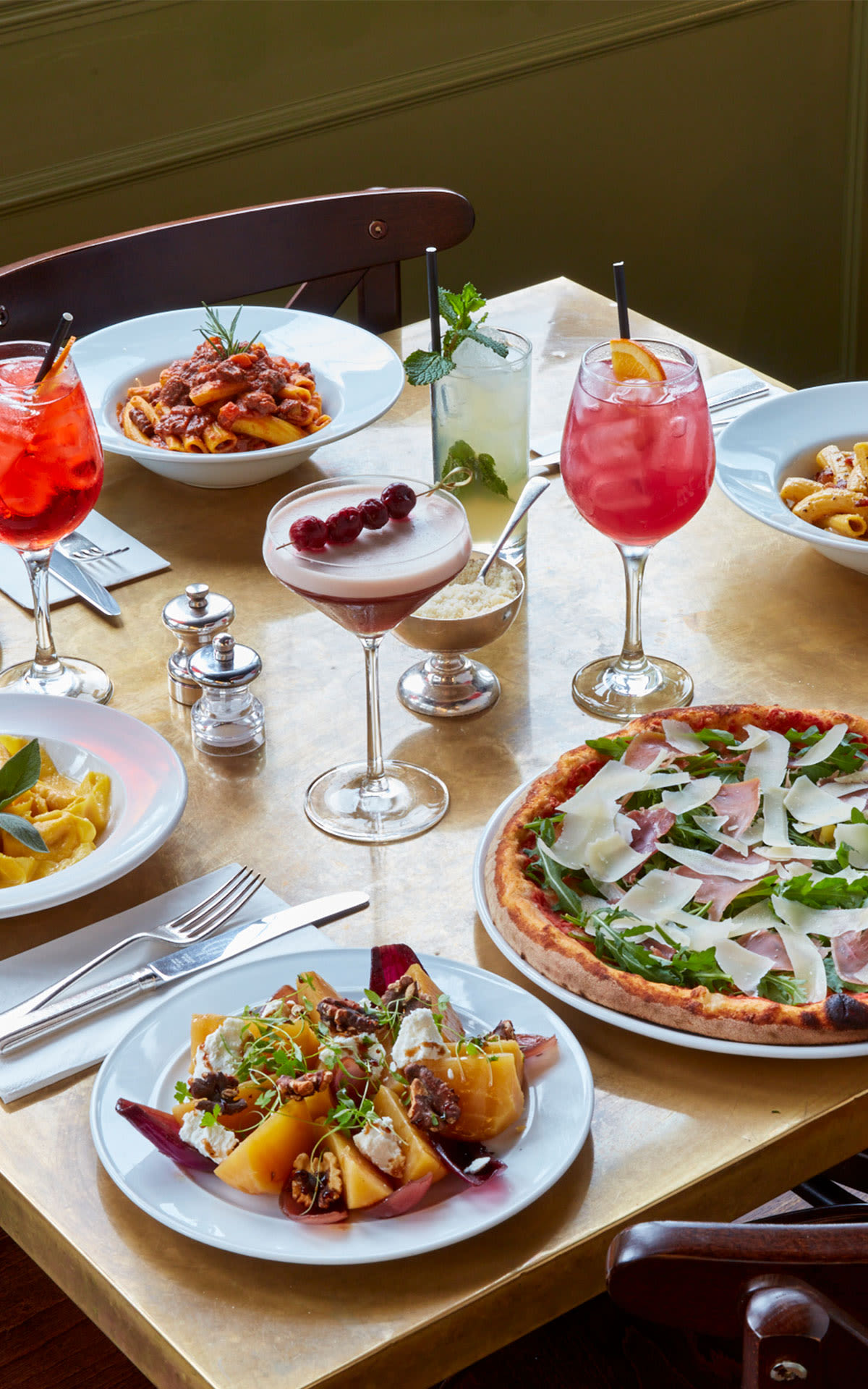 la-tua-dishes-and-drinks-on-table-bicester-village