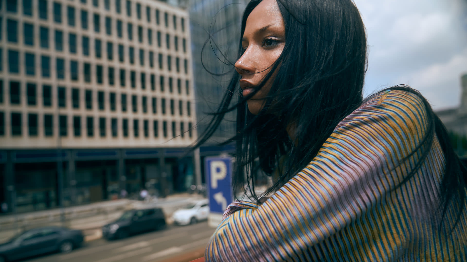 mujer con un jersey missoni